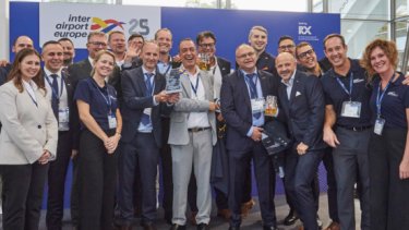 IAE image of exhibitors/visitors photo op