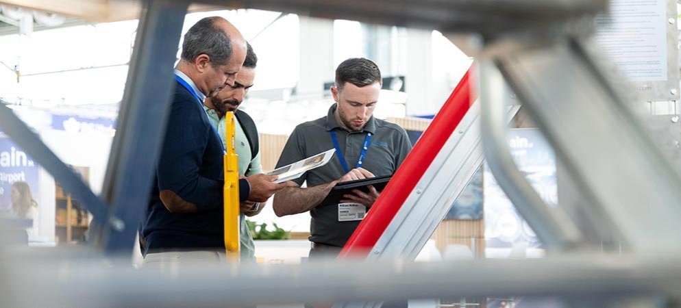 Aussteller und Besucher treffen sich auf einer Ausstellungsfläche auf der inter airport Europe